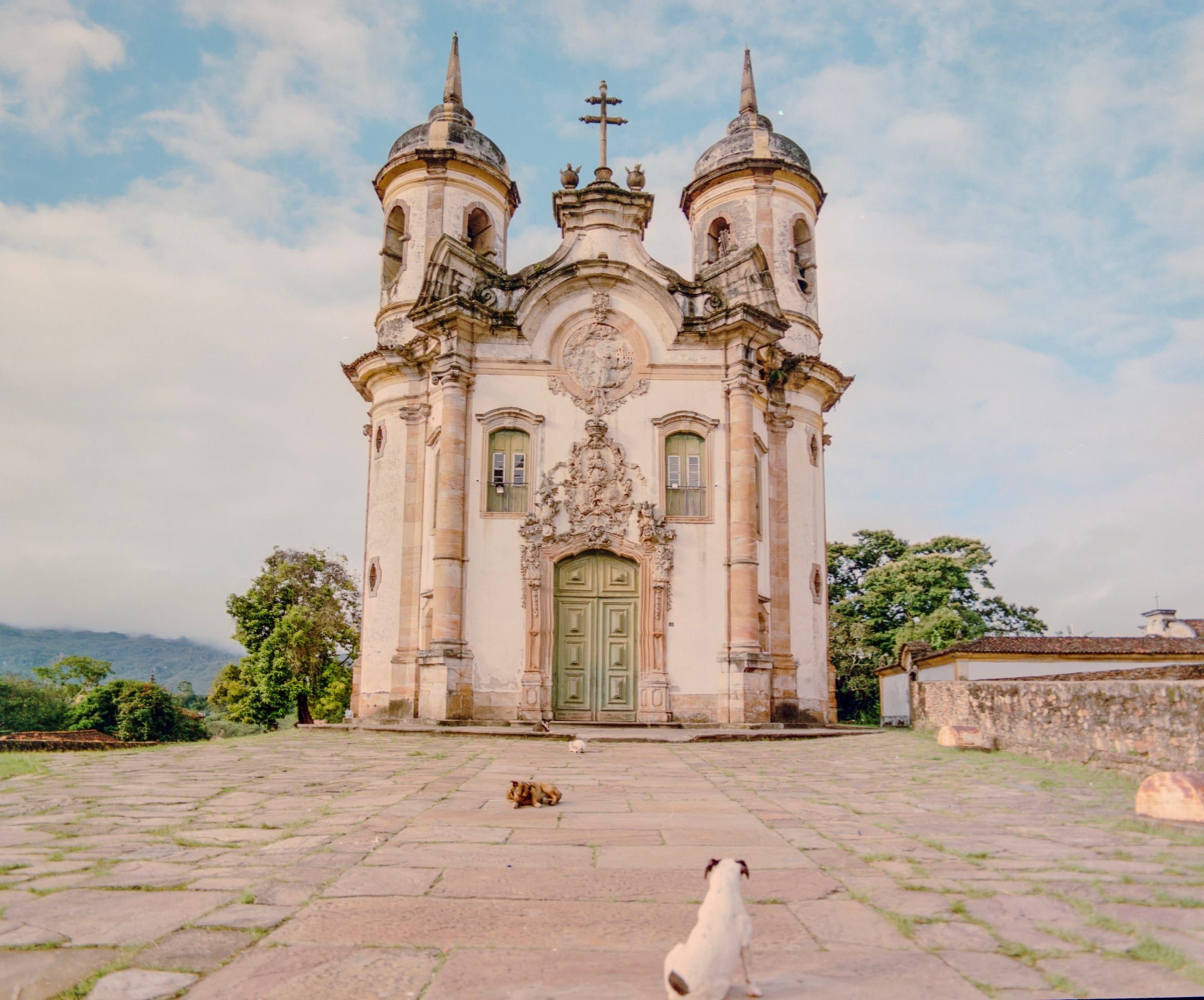 Color analog photograph shot on Pentax 67 and Lucky Color 200 with Pentax 67 45mm f/4 in Ouro Preto, Brazil by geologyncoffee (Brazil). [Travel]