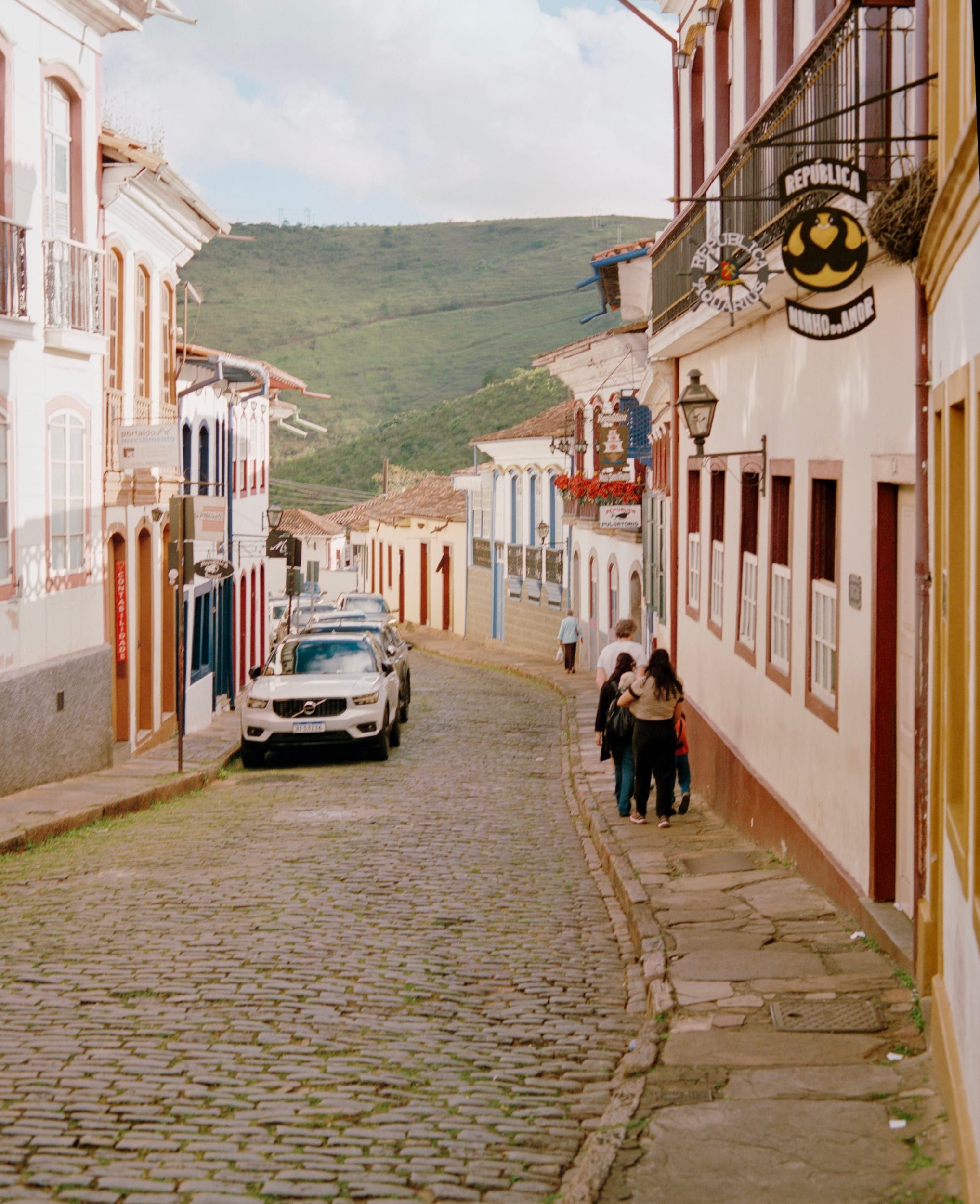 Color analog photograph shot on Pentax 67 and Lucky Color 200 with Takumar 105mm f/2.4 in Ouro Preto, Brazil by geologyncoffee (Brazil). [Travel]