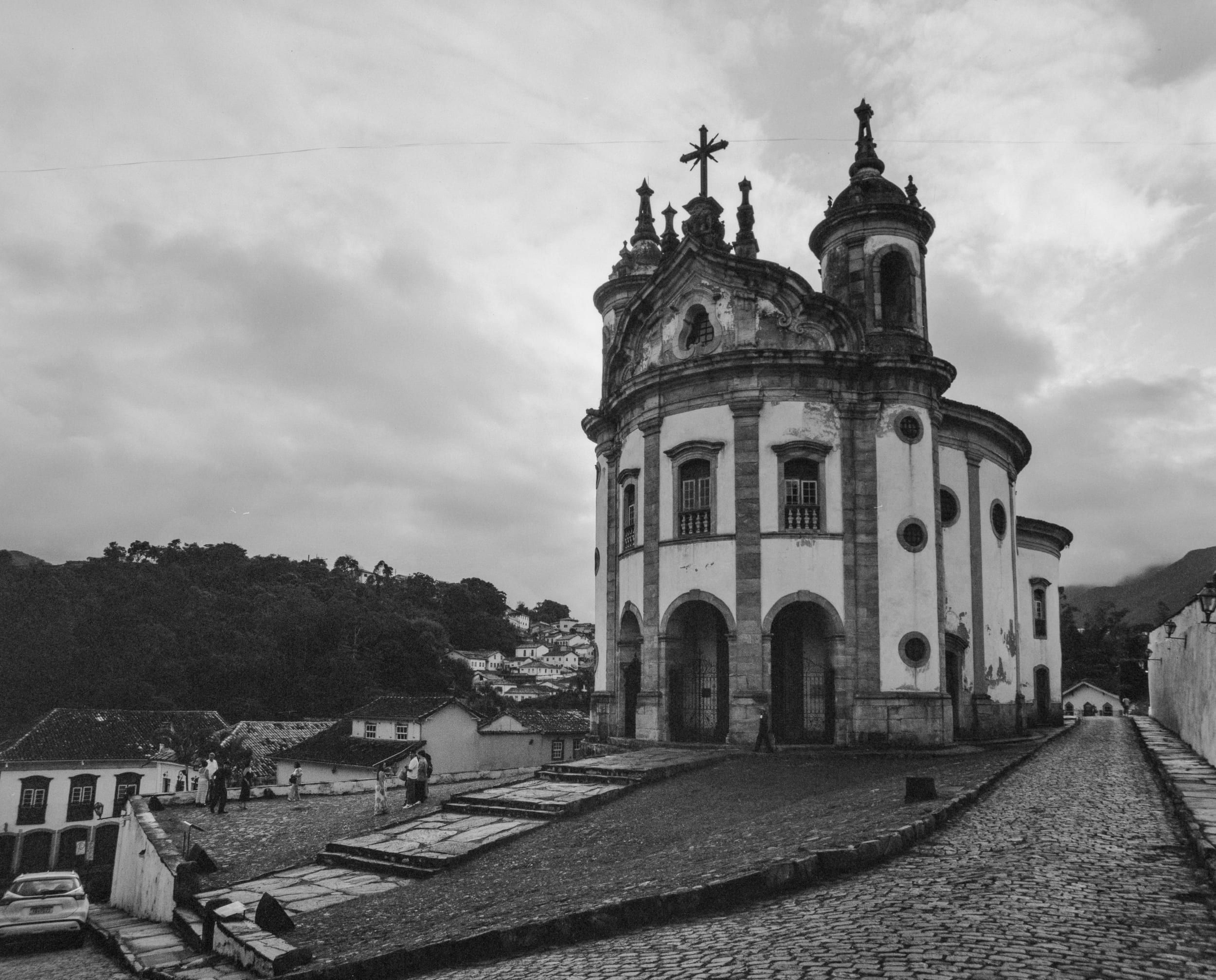 Black and white analog photograph shot on Pentax 67 and Lucky SHD 400 with Pentax 67 45mm f/4 in Ouro Preto, Brazil by geologyncoffee (Brazil). [Travel]