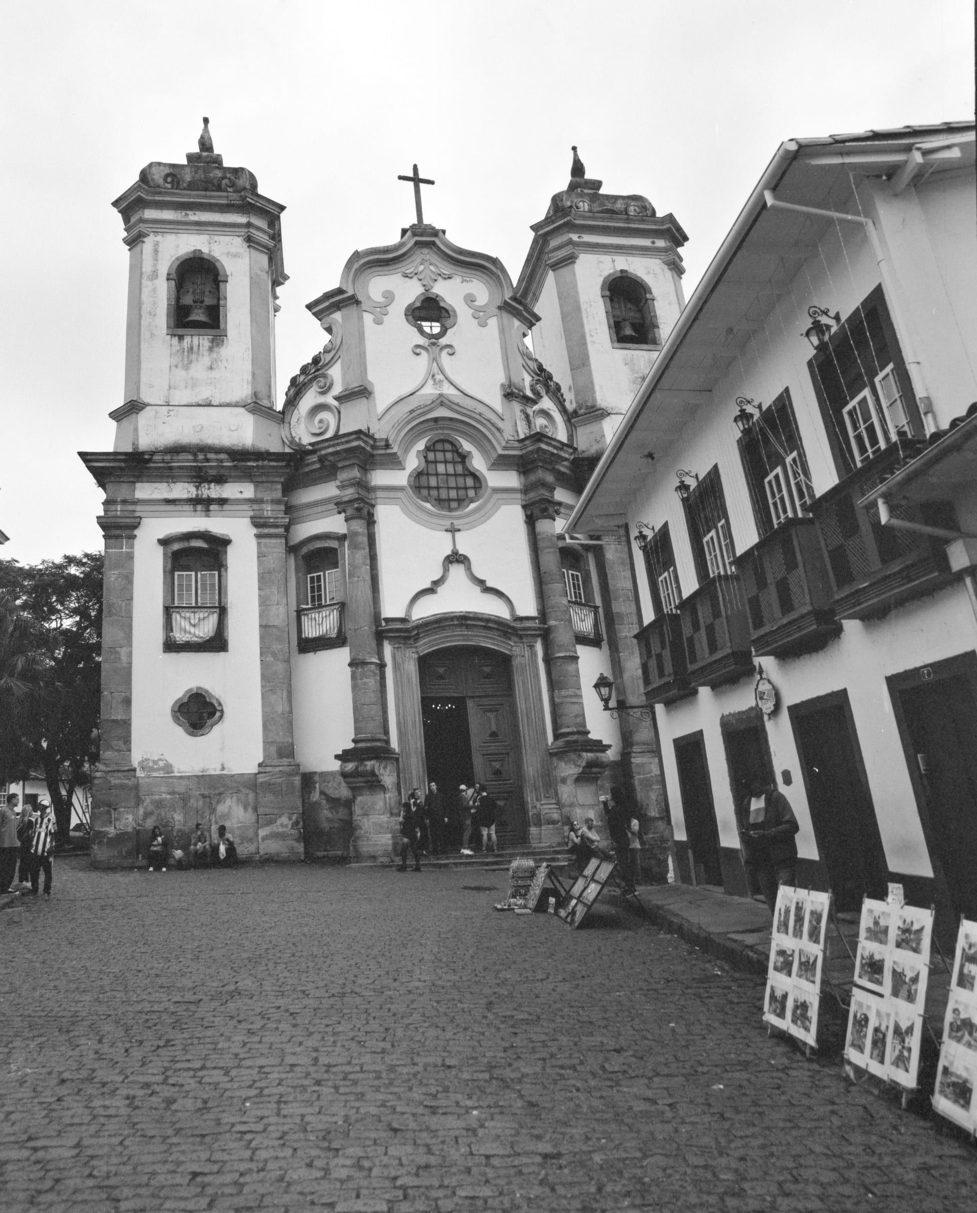 Black and white analog photograph shot on Pentax 67 and Lucky SHD 400 with Pentax 67 45mm f/4 in Ouro Preto, Brazil by geologyncoffee (Brazil). [Travel]