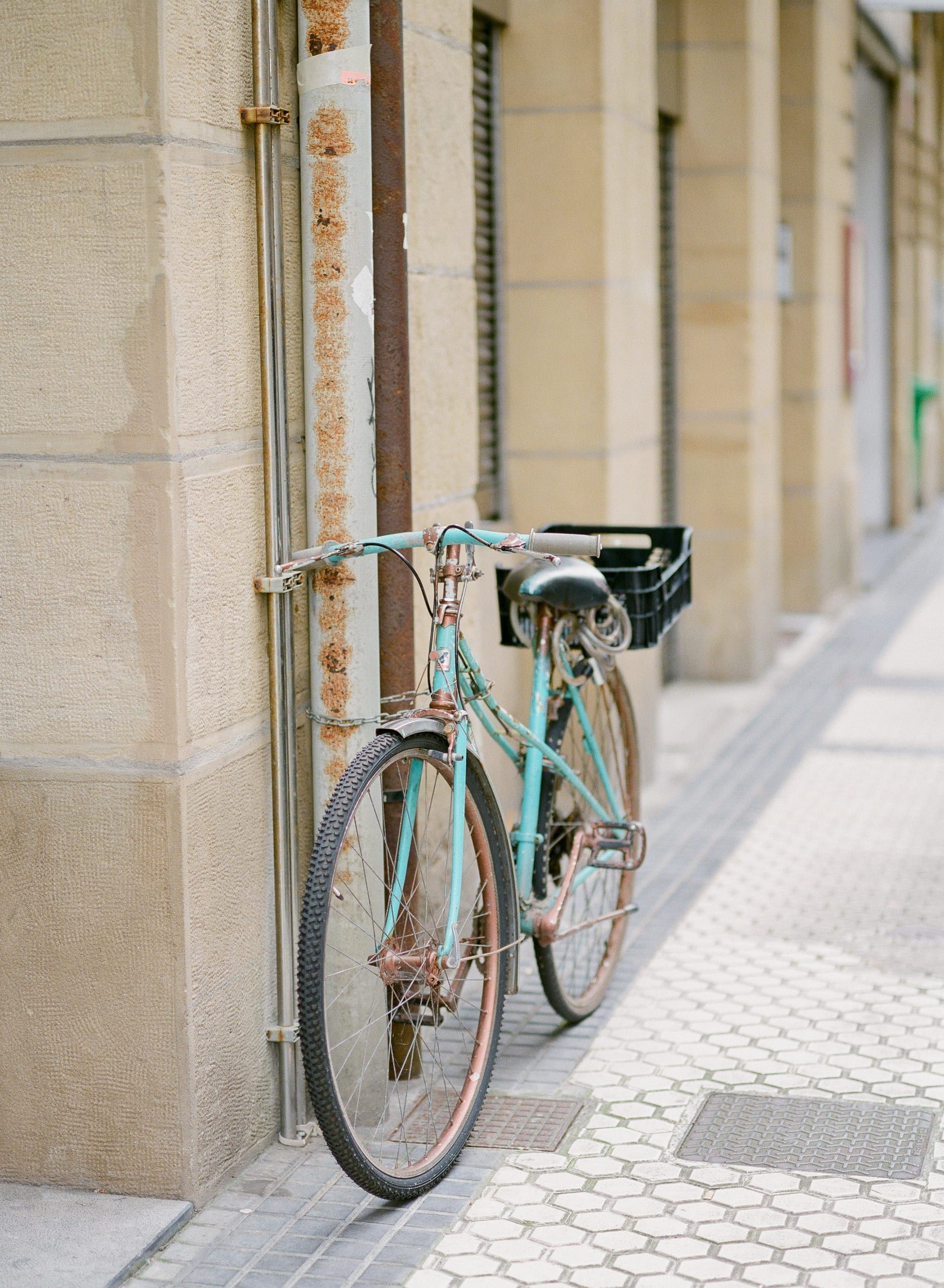 Color analog photograph shot on Hasselblad H1 and Fujifilm Fujicolor Pro 400h Professional with 100mm f2.2 in San Sebastian, Spain by Jack_von_Linden (United States). [Travel]
