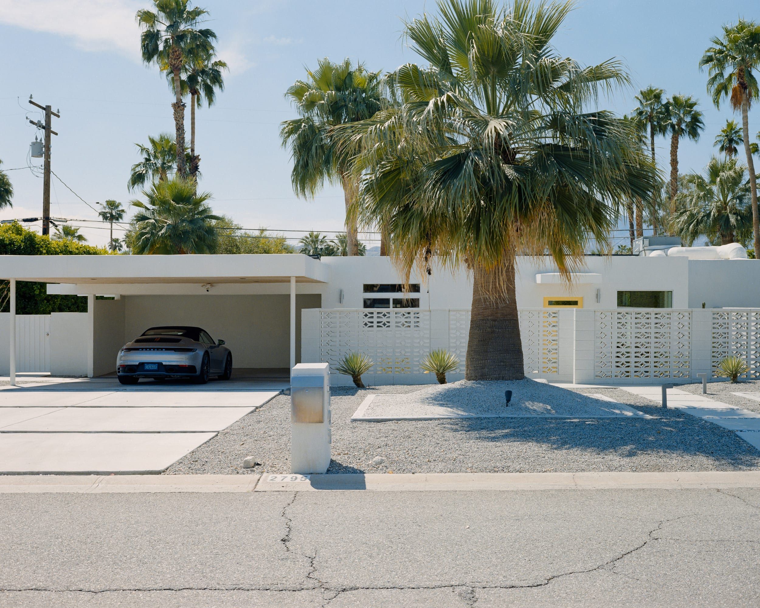 Color analog photograph shot on Mamiya 7ii and Kodak Gold 200 with 80mm f4 in Sunmor, Palm Springs, California by Jack_von_Linden (United States). [Travel]