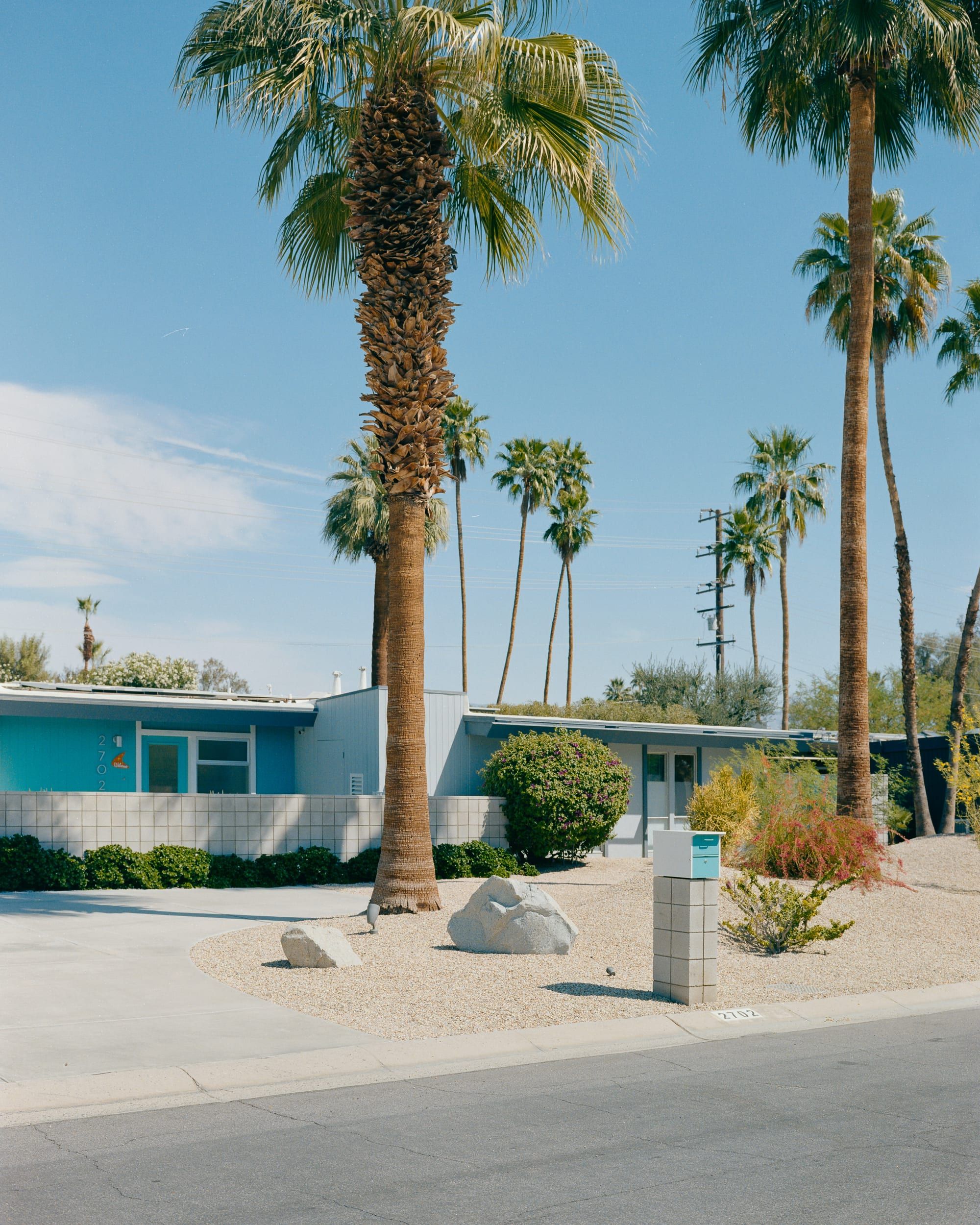 Color analog photograph shot on Mamiya 7ii and Kodak Gold 200 with 80mm f4 in Palm Springs, California by Jack_von_Linden (United States). [Landscape]