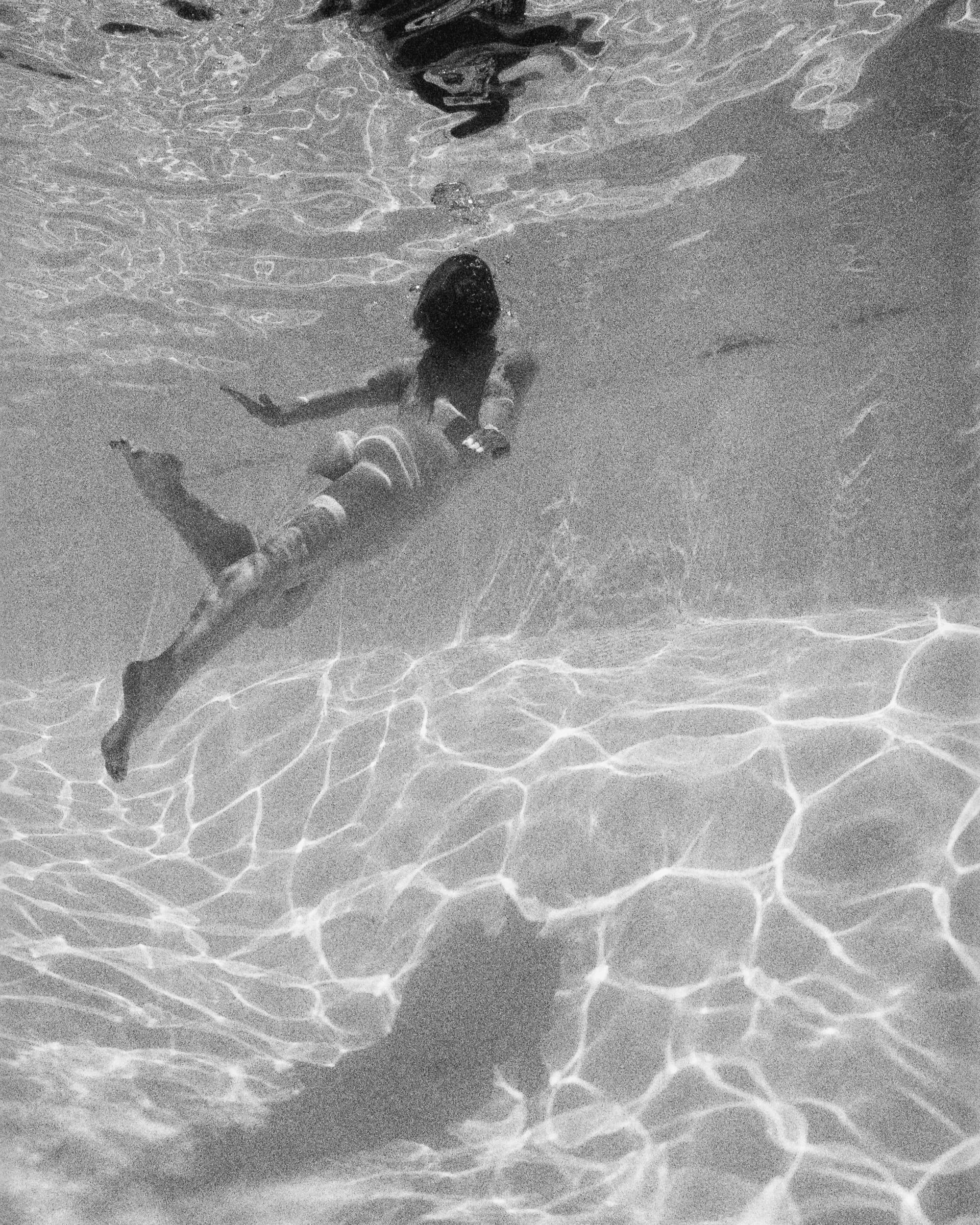 Black and white analog photograph shot on Nikonos V and Ilford Hp5 Plus with 35mm f2.5 in Columbus, Ohio by Jack_von_Linden (United States). [Underwater]