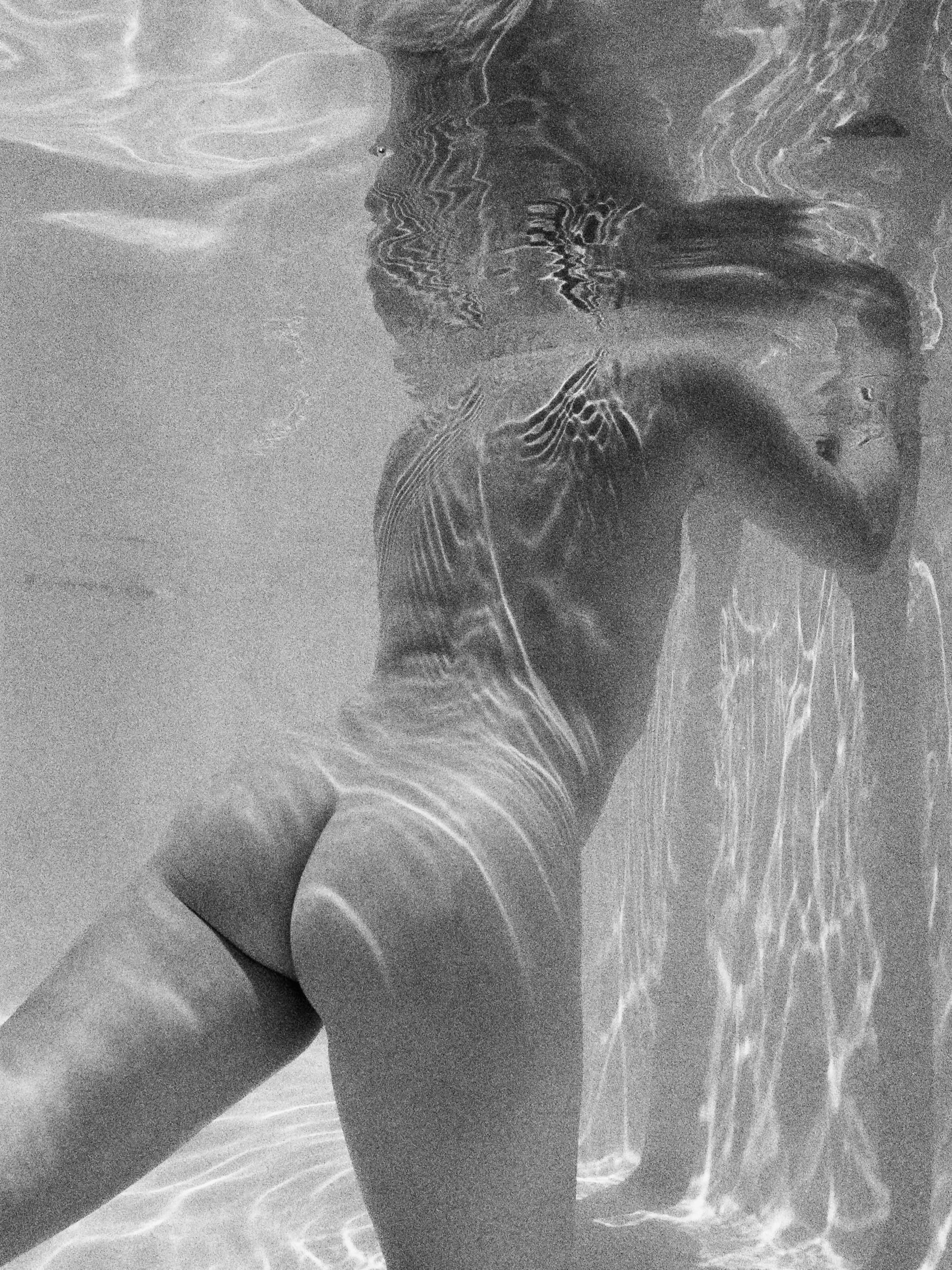 Black and white analog photograph shot on Nikonos V and Ilford Hp5 Plus with 35mm f2.5 in Columbus, Ohio by Jack_von_Linden (United States). [Underwater]