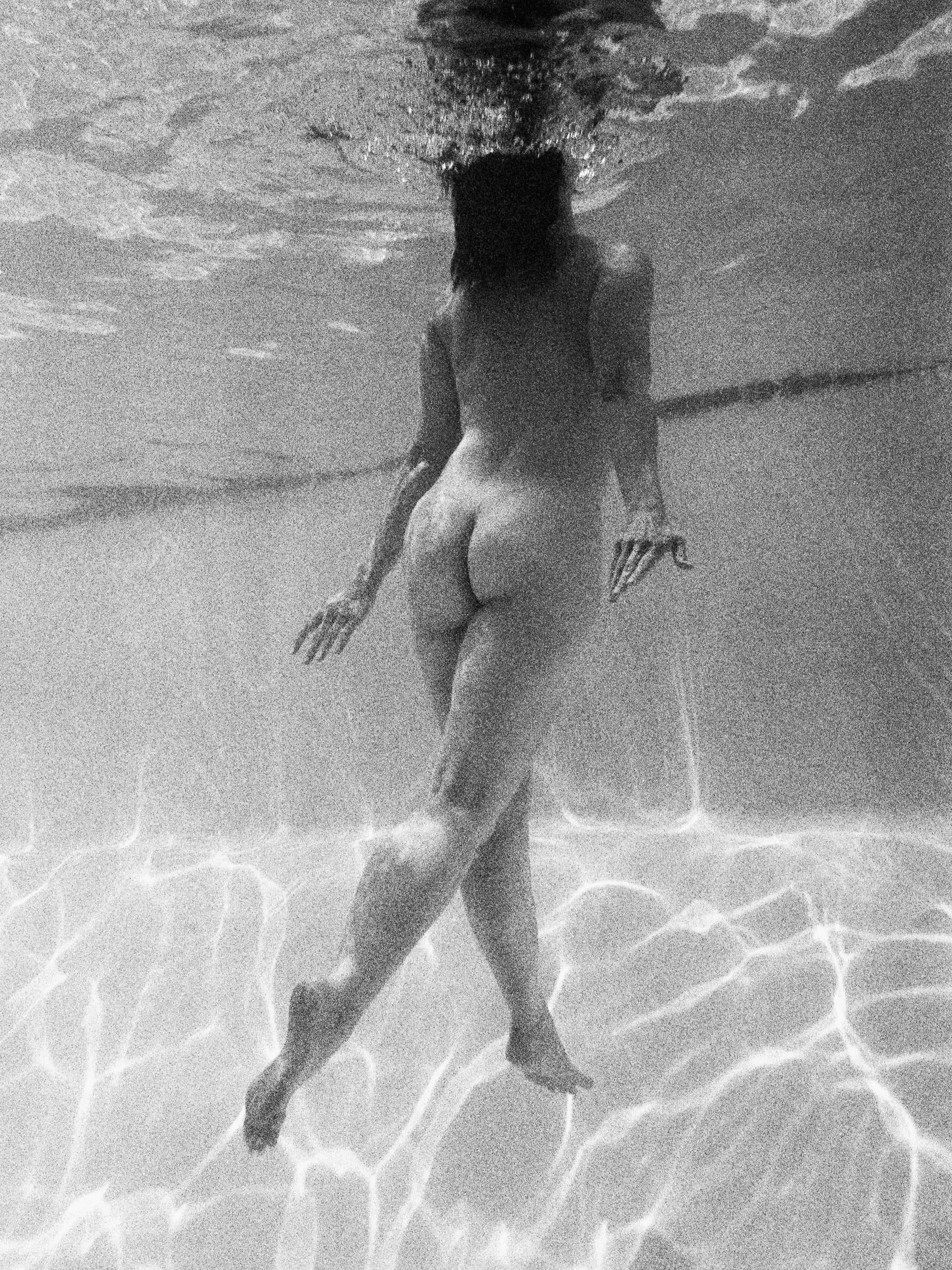 Black and white analog photograph shot on Nikonos V and Ilford Hp5 Plus with 35mm f2.5 in Columbus, Ohio by Jack_von_Linden (United States). [Underwater]