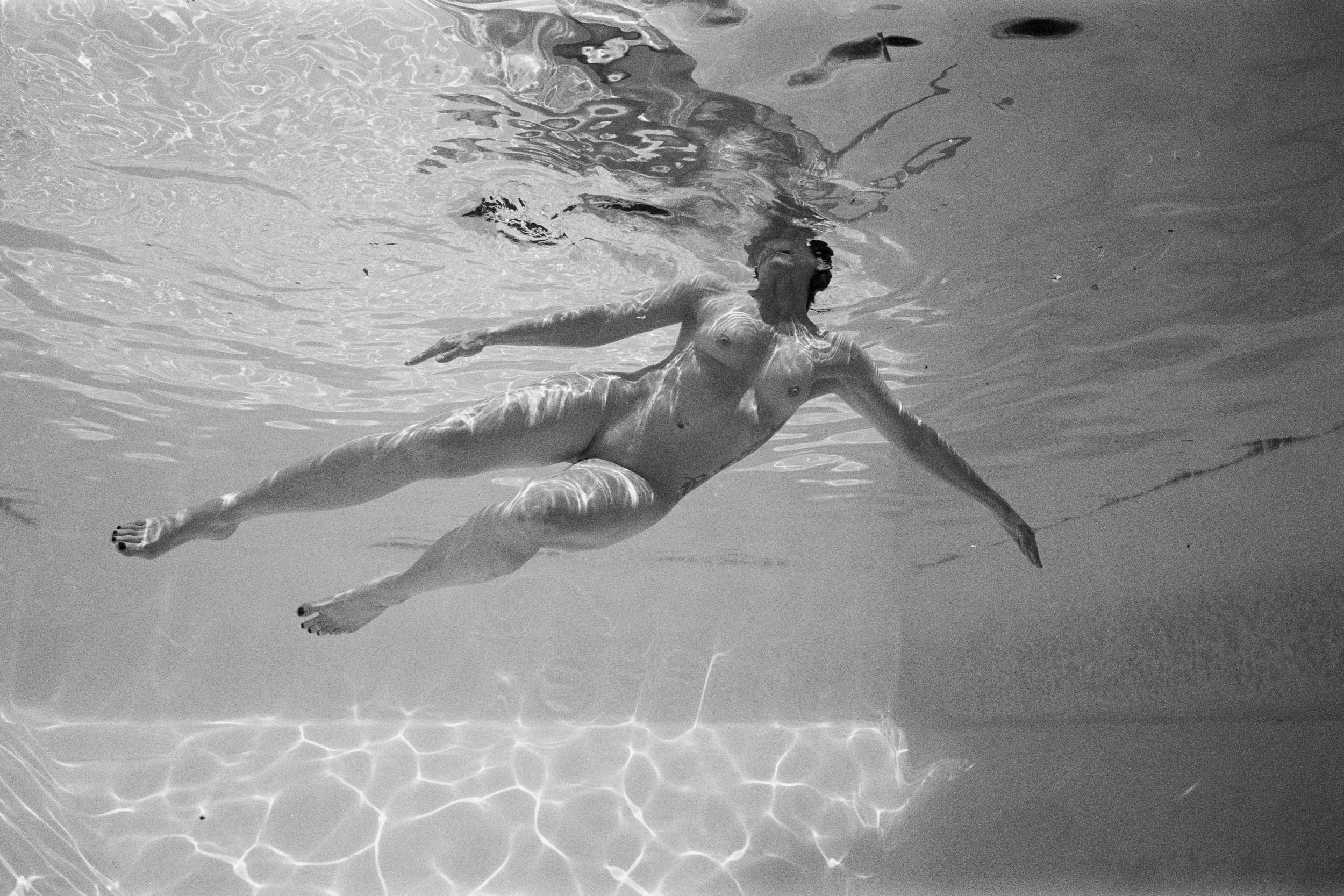 Black and white analog photograph shot on Nikonos V and Ilford Hp5 Plus with 35mm f2.5 in Columbus, Ohio by Jack_von_Linden (United States). [Underwater]