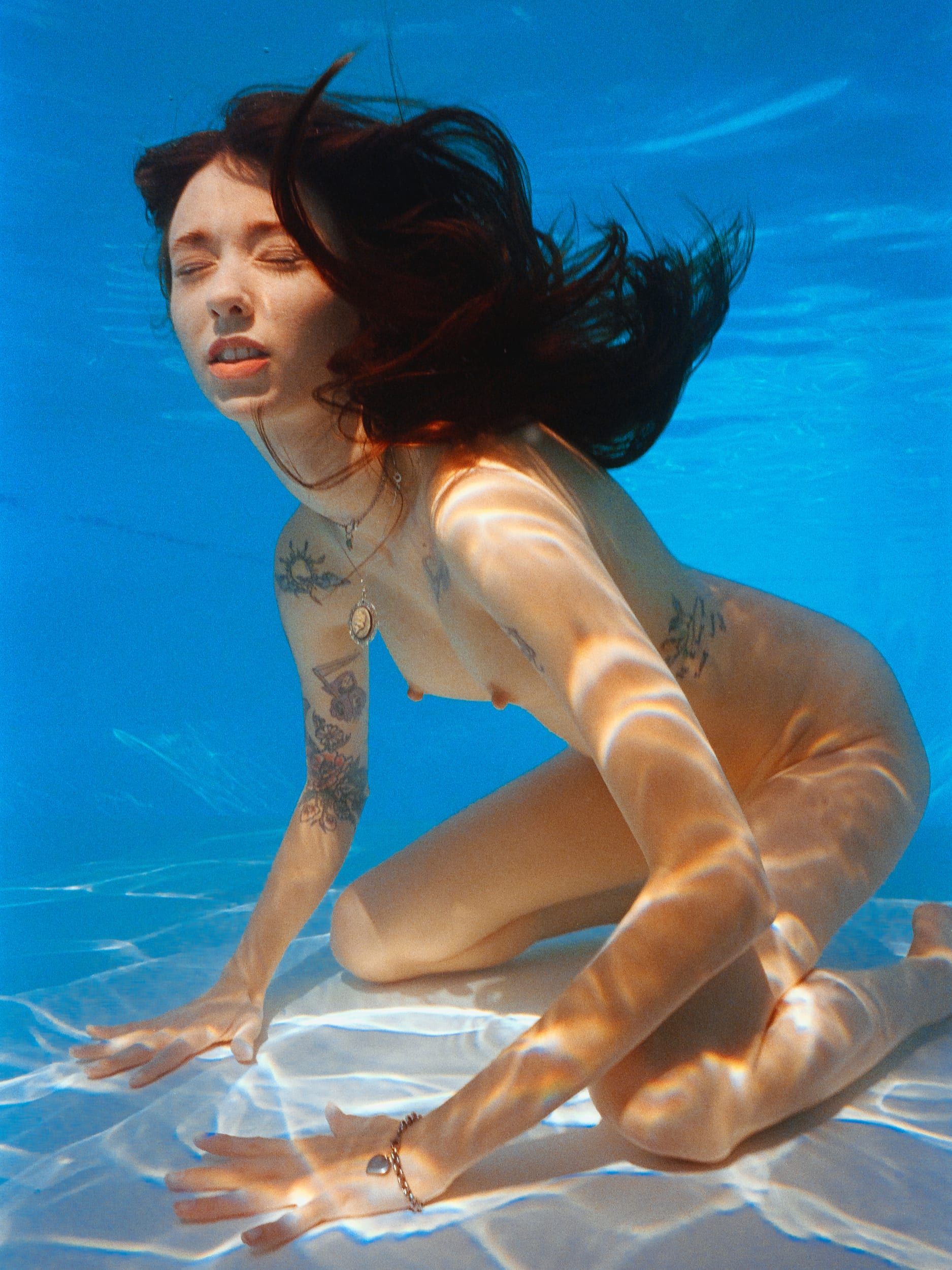 Color analog photograph shot on Nikonos V and Kodak Professional Portra 800 with 35mm f2.5 in Columbus, Ohio by Jack_von_Linden (United States). [Underwater]