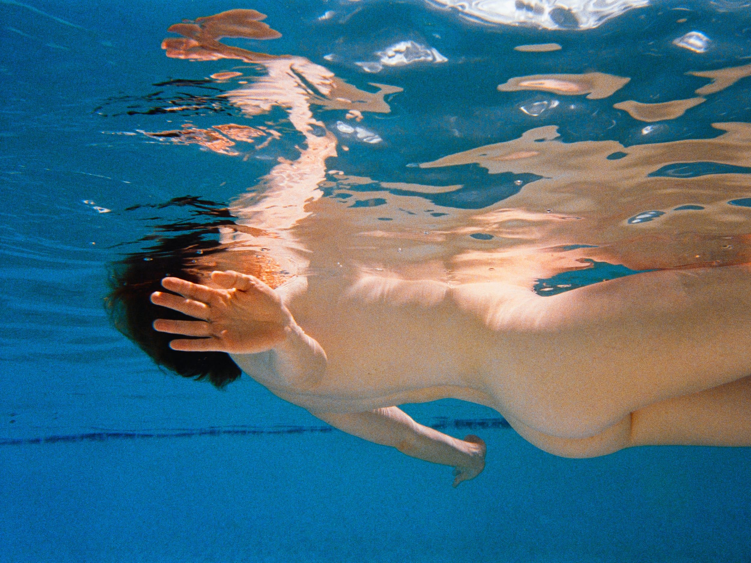 Color analog photograph shot on Nikonos V and Kodak Professional Portra 800 with 35mm f2.5 in Columbus, Ohio by Jack_von_Linden (United States). [Underwater]