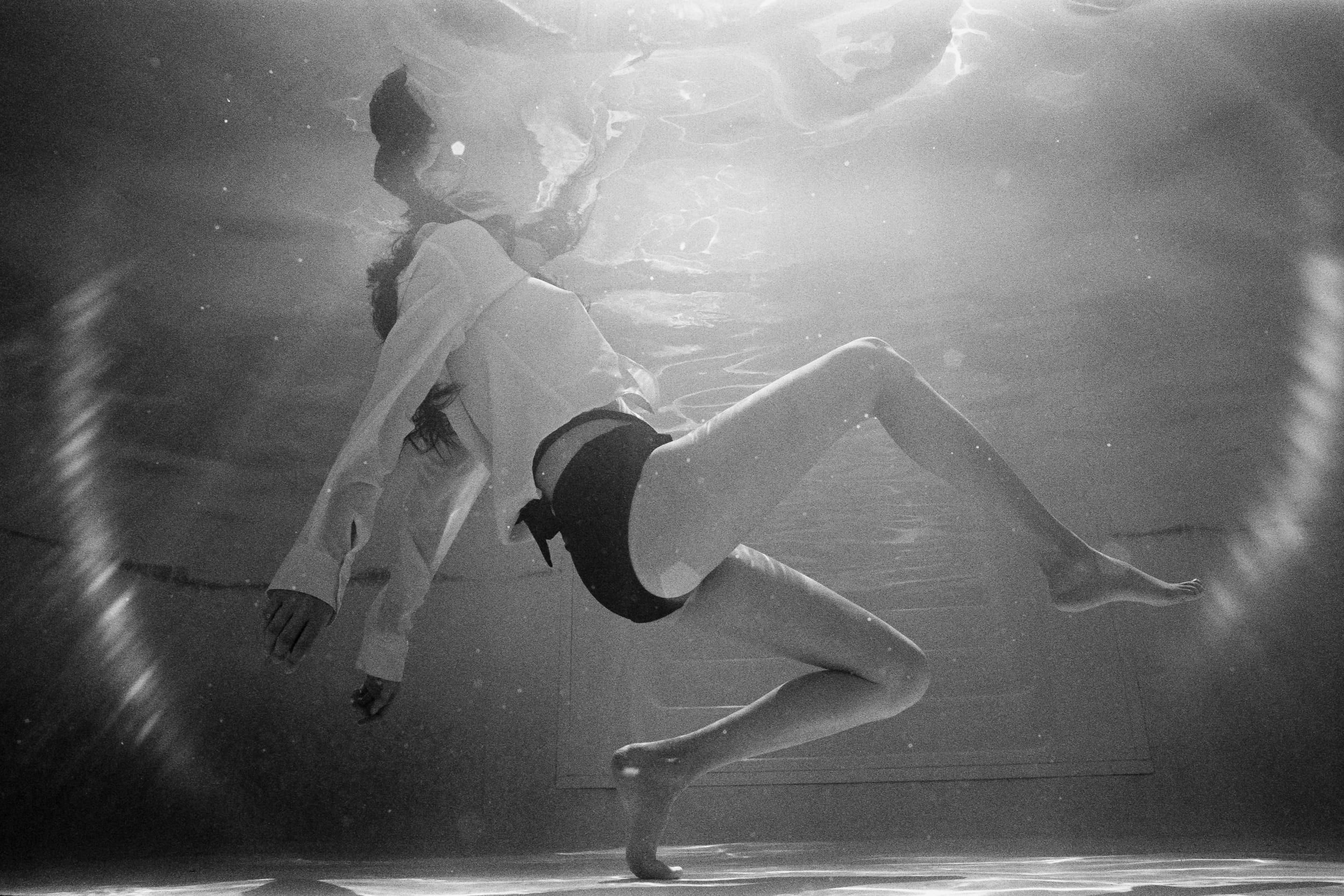 Black and white analog photograph shot on Nikonos V and Kodak Professional T-Max 400 with 35mm f2.5 in Columbus, Ohio by Jack_von_Linden (United States). [Underwater]